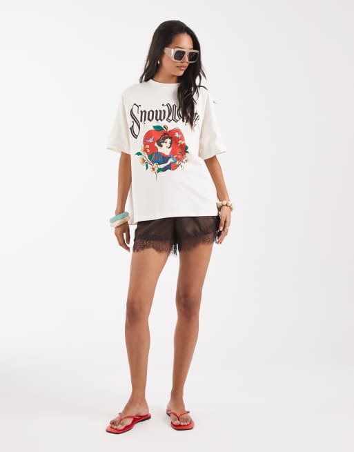 ASOS DESIGN Disney oversized t-shirt with Snow White puff print in white, 3 of 4