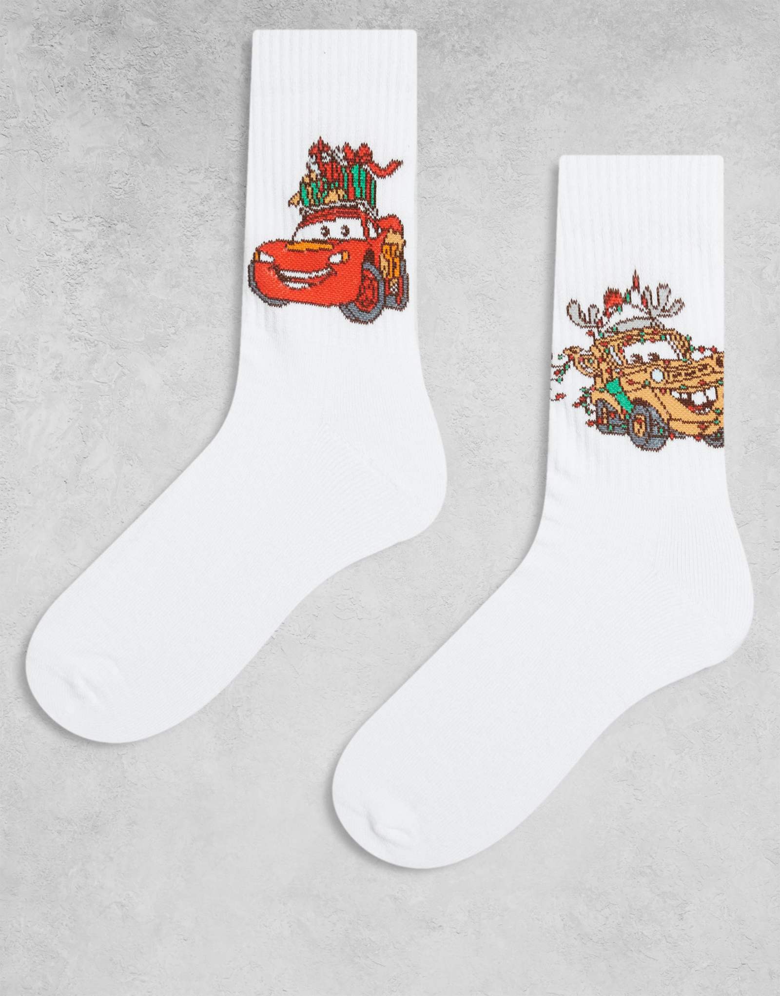 Носки ASOS DESIGN Disney Pixar из 2-х упаковок с изображением рождественских машинок белого цвета
