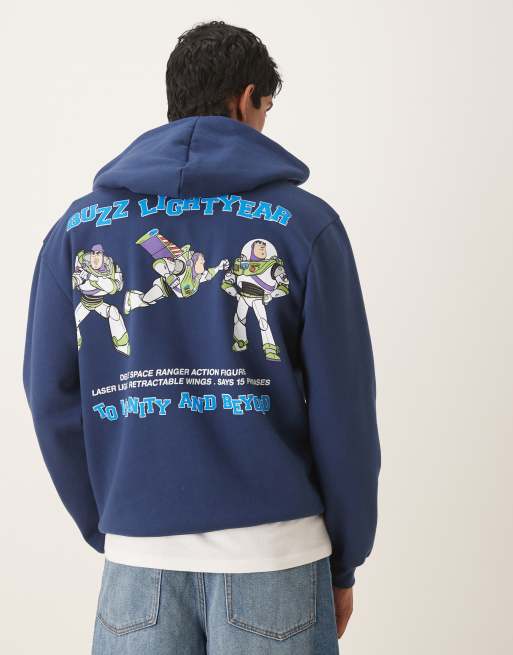 ASOS DESIGN - Disney Pixar - Marineblå afslappet hættetrøje med Buzz Lightyear Toy Story-print, 3 af 4