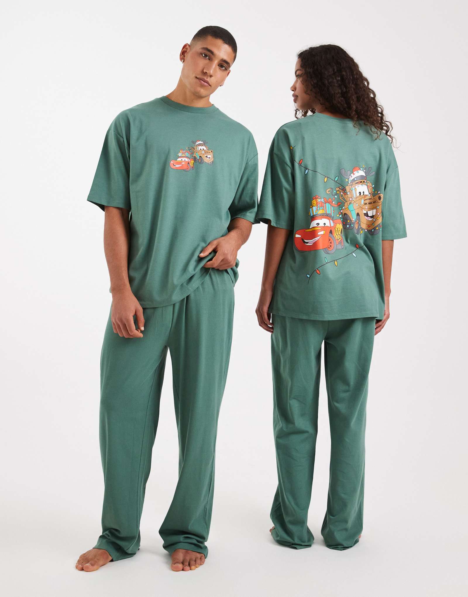 Пижамный комплект ASOS DESIGN Disney Pixar с изображением рождественских машинок темно-зеленого цвета