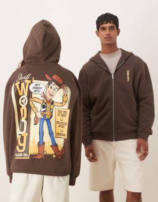ASOS DESIGN - Disney Pixar - Sweat à capuche décontracté à fermeture éclair avec imprimé Woody de Toy Story - Marron