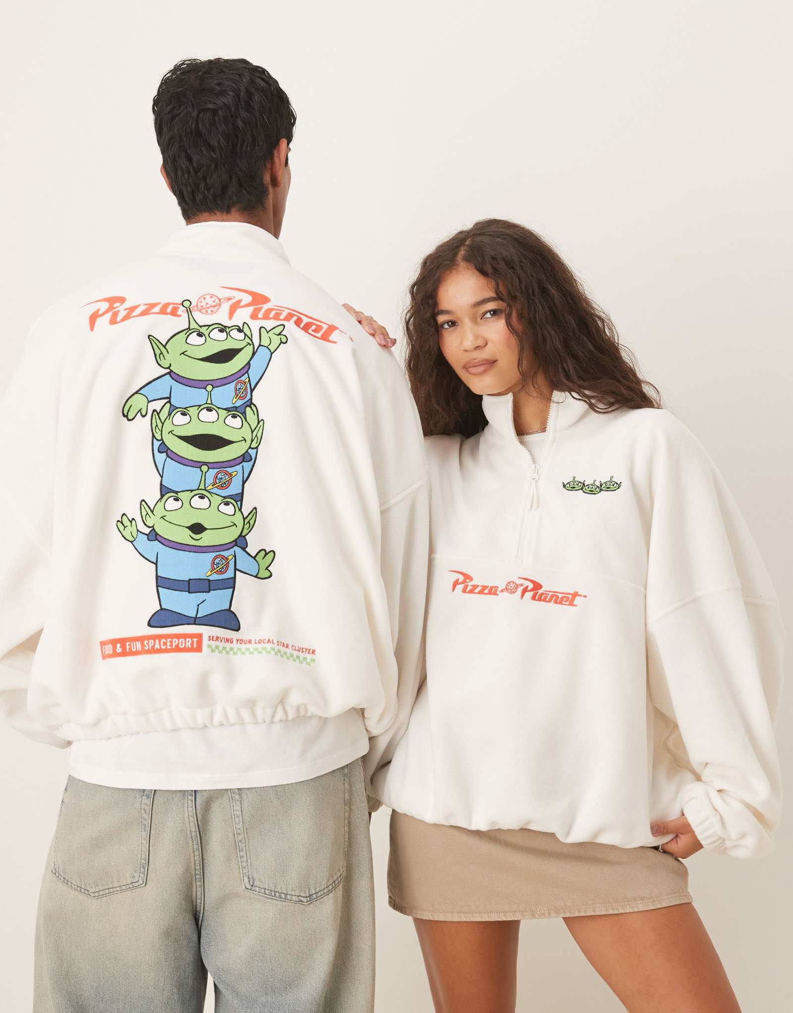 Флисовая кофта унисекс ASOS DESIGN Disney Pixar оверсайз с принтом цвета экрю