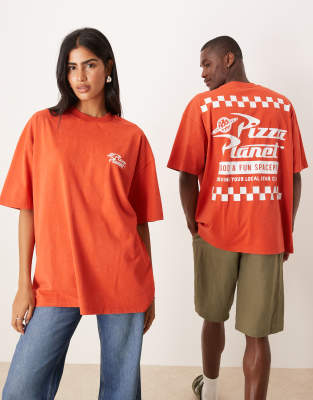 ASOS DESIGN - Disney Pixar - Unisex-T-Shirt in verwaschenem Rot mit Oversize-Schnitt und „Toy Story Pizza Planet"-Prints