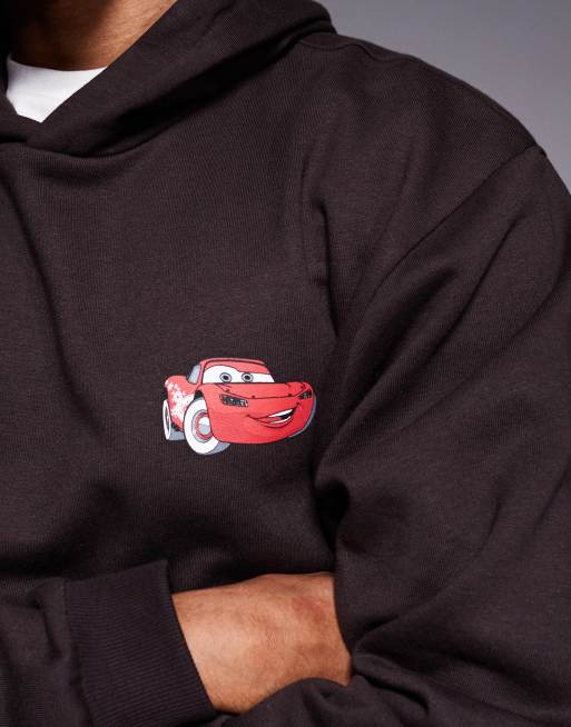 ASOS DESIGN – Disney Pixar – Weihnachten – Relaxed-Fit-Kapuzenpullover in Braun mit Cars-Prints, 2 von 4