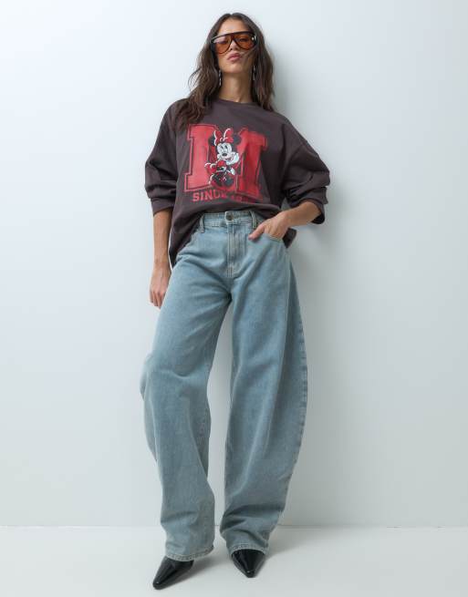 ASOS DESIGN Disney T-shirt a maniche lunghe con stampa varsity di Minnie marrone, 2 di 5