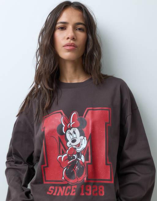 ASOS DESIGN Disney T-shirt a maniche lunghe con stampa varsity di Minnie marrone, 4 di 5
