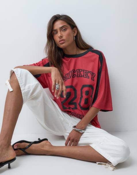 ASOS DESIGN Disney t-shirt oversize en mesh airtex avec imprimé varsity Mickey Mouse rouge - view 1