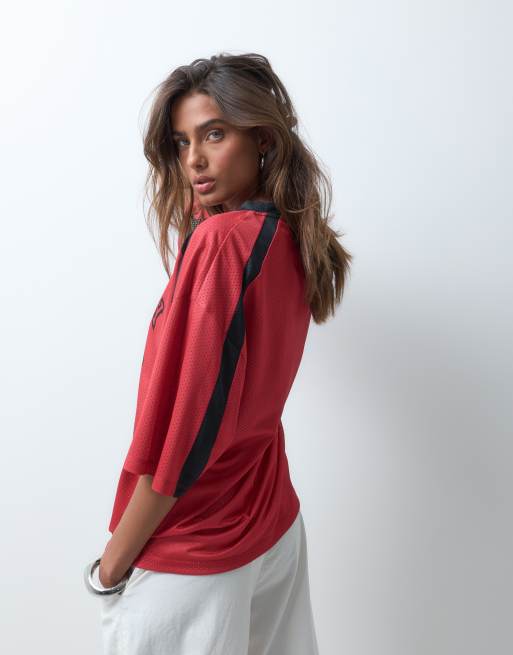 ASOS DESIGN Disney t-shirt oversize in mesh airtex con stampa varsity di Mickey Mouse rossa, 4 di 5