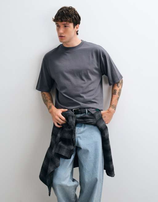 ASOS DESIGN Disney t-shirt relaxed avec imprimé Mickey et ses amis en Asphalt, 4 de 5