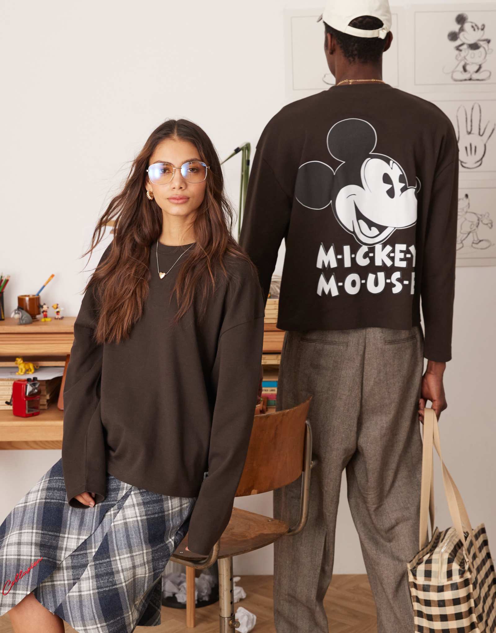 Футболка ASOS DESIGN Disney унисекс свободного кроя с длинным рукавом-тяжеловесом в стиле оверсайз темно-коричневого цвета с принтом Микки Мауса