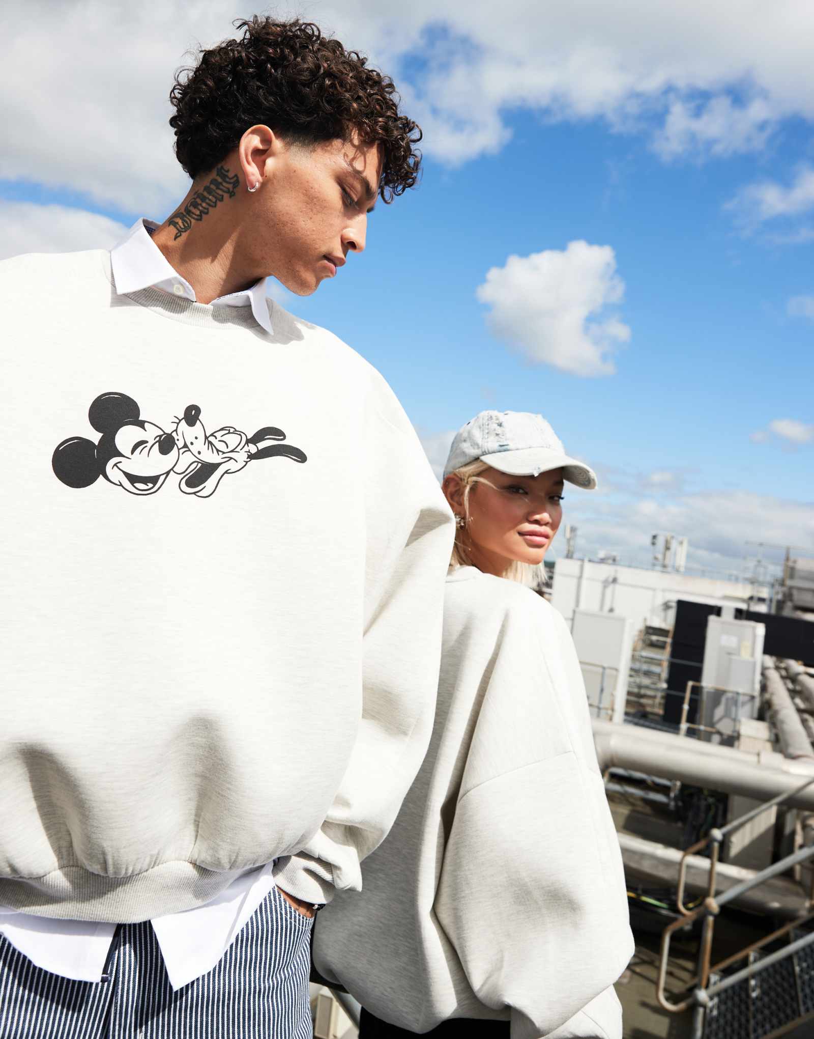 Толстовка для подводного плавания ASOS DESIGN Disney unisex extreme oversize с принтом Микки Мауса и Плутона из белого вереска