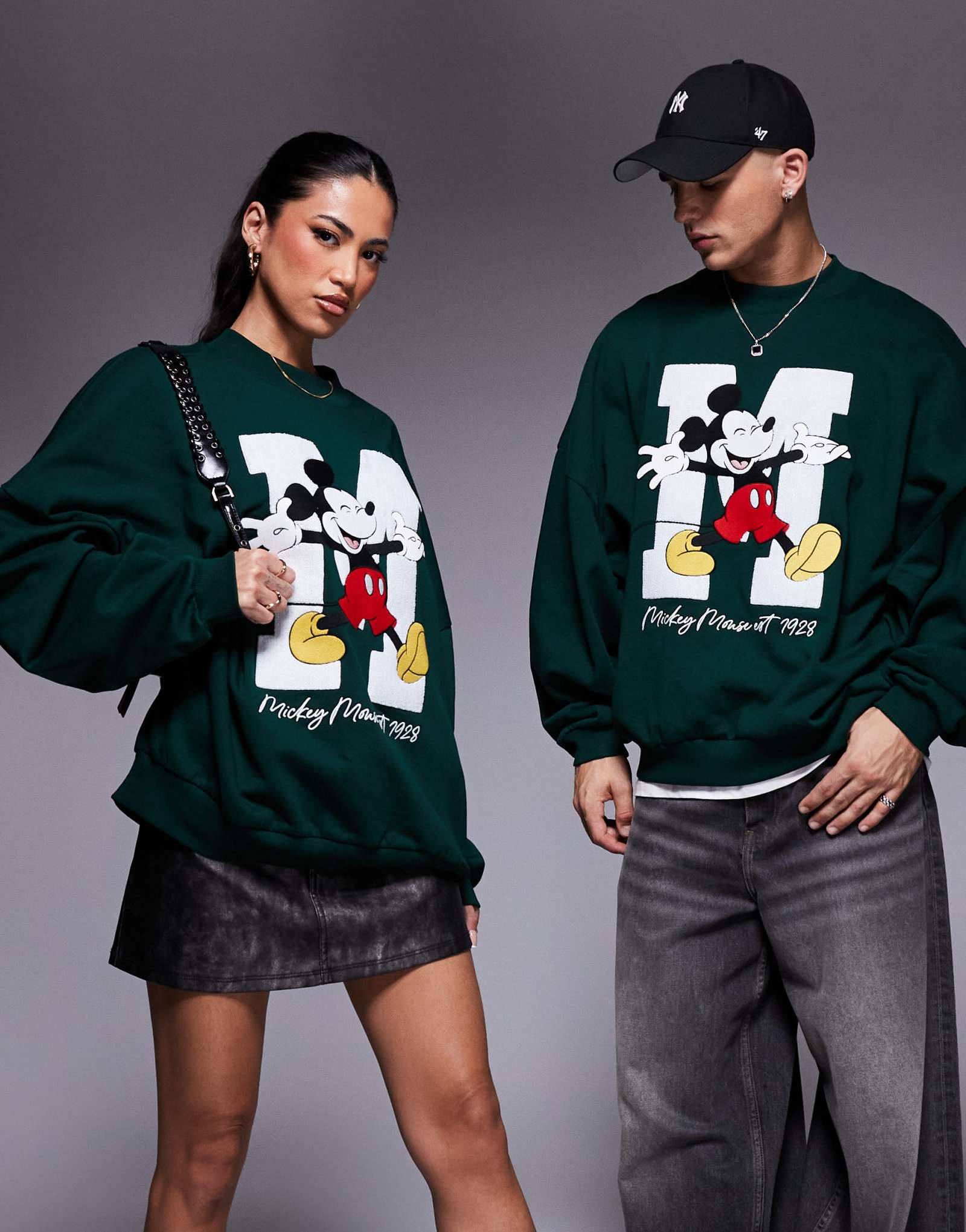 Толстовка ASOS DESIGN Disney unisex extreme oversize с глубоким вырезом горловины и принтом Микки темно-зеленого цвета