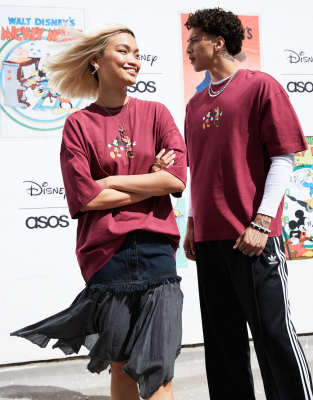 ASOS DESIGN - Disney - Unisex - Oversize-T-Shirt in Burgunderrot mit „Mickey & Minnie Maus"-Print