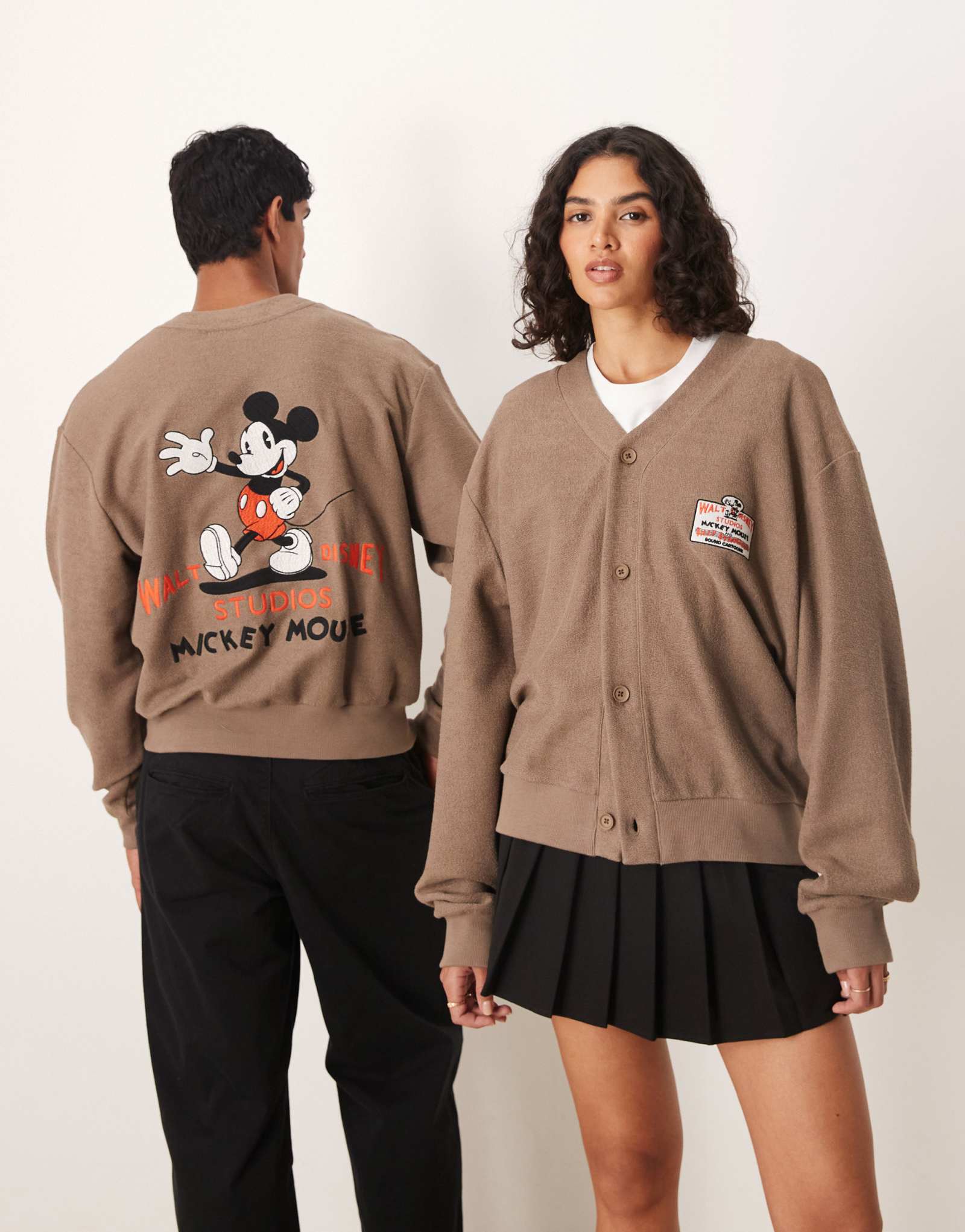 Кардиган оверсайз унисекс от ASOS DESIGN Disney с принтом Микки Мауса коричневого цвета