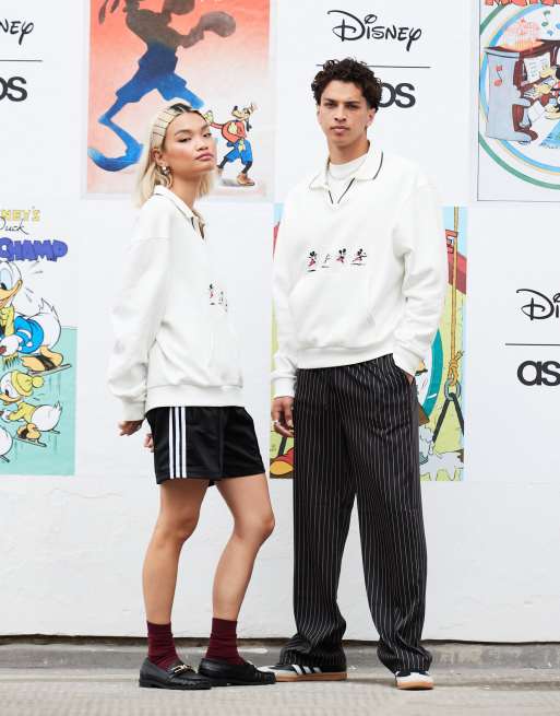 ASOS DESIGN - Disney - Unisex - Oversized polo-sweatshirt med Mickey Mouse-print i hvid, 4 af 4