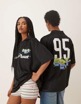 ASOS DESIGN - Disney - Unisex-Sporttrikot in Schwarz mit Oversize-Passform und Toy Story-Pizza Planet-Prints