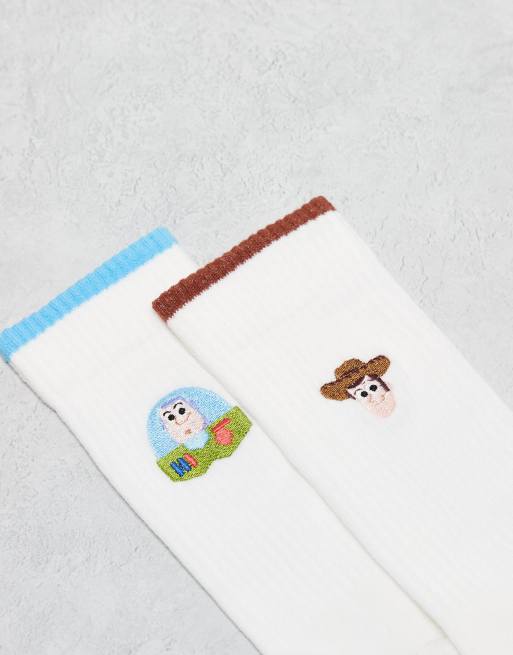 ASOS DESIGN - Disney Woody & Buzz - Set van 2 paar sokken met geborduurde opdruk in wit, 2 van 3