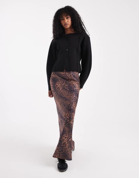 ASOS DESIGN – Djurmönstrad, diagonalskuren maxikjol i satin - view 1