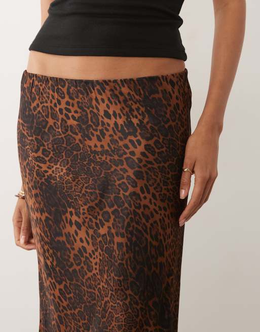ASOS DESIGN – Djurmönstrad, diagonalskuren maxikjol i satin, 4 av 5