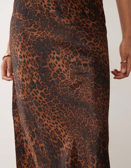 ASOS DESIGN – Djurmönstrad, diagonalskuren maxikjol i satin, 5 av 5