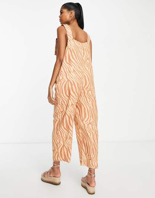 ASOS DESIGN – Djurmönstrad jumpsuit med axelband med knäppning av linne, 3 av 4