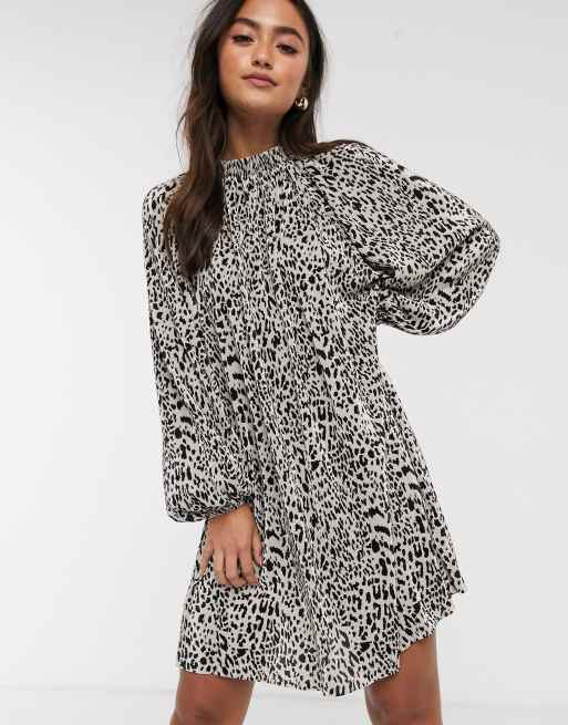 ASOS DESIGN – Djurmönstrad plisserad smockklänning med oversize-passform