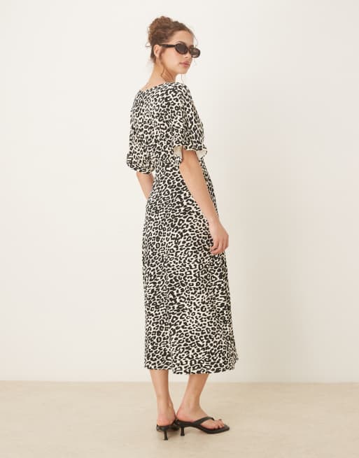 ASOS DESIGN – Djurmönstrad tea-klänning i midilängd med knäppning framtill och upprullade ärmar, 4 av 4