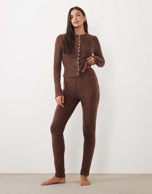 ASOS DESIGN – Mieszaj i łącz – Zestaw odzieży domowej z lekkiego polaru: legginsy, top z odkrytym ramieniem i luźnym top z długimi rękawami, 4 z 6