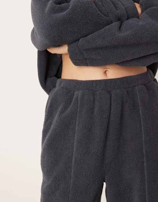 ASOS DESIGN – Domowe łupkowoszare spodnie z szerokimi nogawkami z mikropolaru, 3 z 5