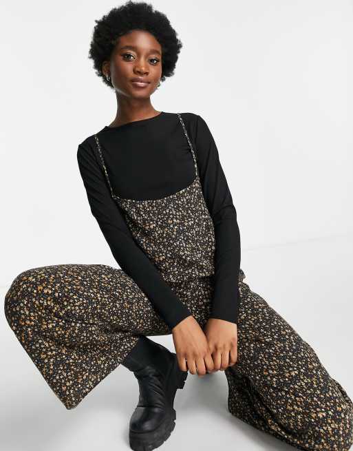 ASOS DESIGN - Donkere tuinbroek met dunne bandjes en bloemenprint over T-shirt met lange mouwen