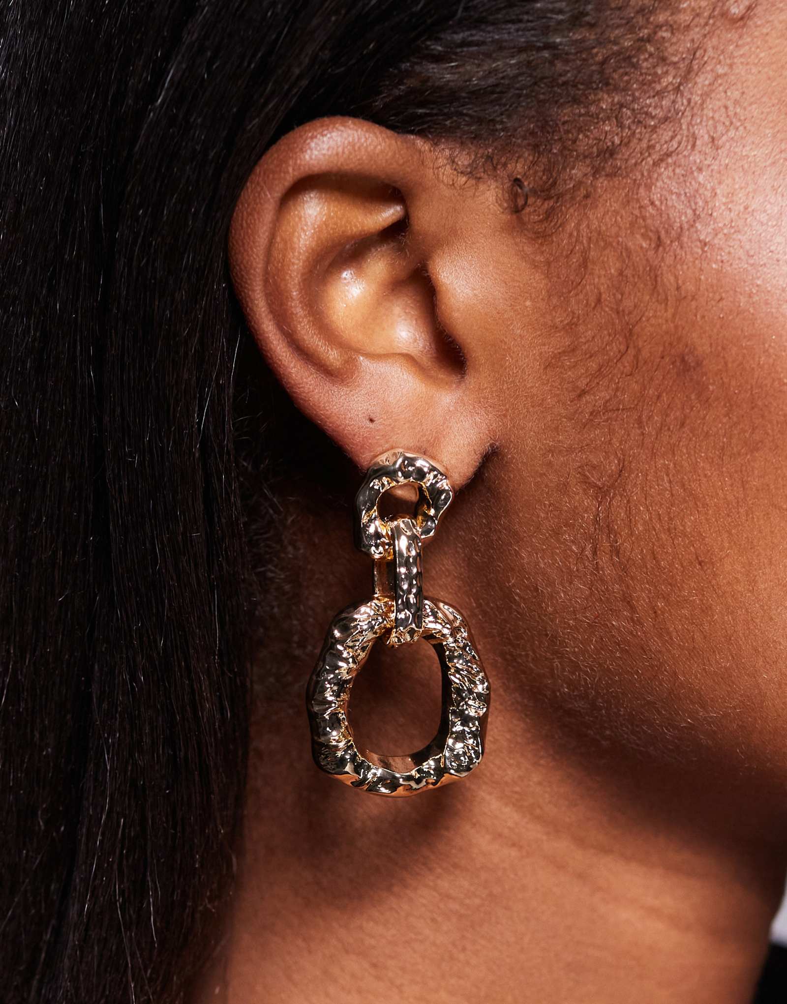 ДИЗАЙНЕРСКИЕ серьги-молоточки ASOS с текстурированным золотым оттенком