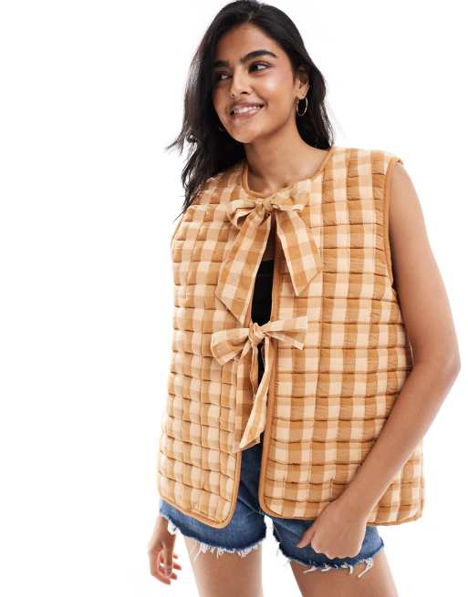 ASOS DESIGN - Doorgestikte gilet met strikken in bruine gingham ruit