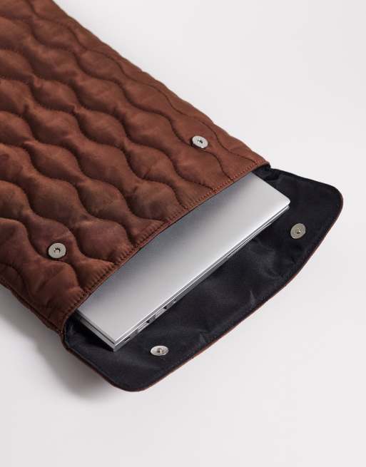 ASOS DESIGN - Doorgestikte laptophoes in chocoladebruin, 2 van 3