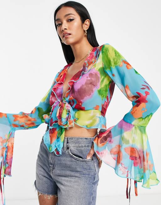 Voorganger kopen schuur ASOS DESIGN - Doorschijnende blouse met gestrikte voorkant en ruches aan de  hals in blauw met felgekleurde bloemenprint | ASOS