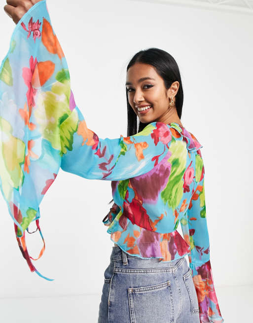 Voorganger kopen schuur ASOS DESIGN - Doorschijnende blouse met gestrikte voorkant en ruches aan de  hals in blauw met felgekleurde bloemenprint | ASOS