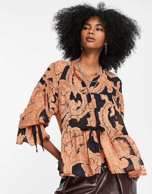 ASOS DESIGN - Doorschijnende blouse met strikdetail en paisley motief in zwart en oranje