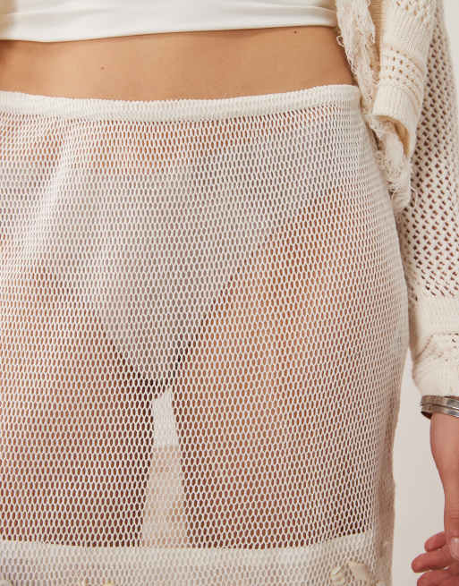 ASOS DESIGN doorschijnende gehaakte minirok met faux-shell rand in wit, 3 van 5