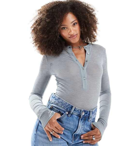 ASOS DESIGN - Doorschijnende geribbelde body met henley-kraagje in zilver - view 1