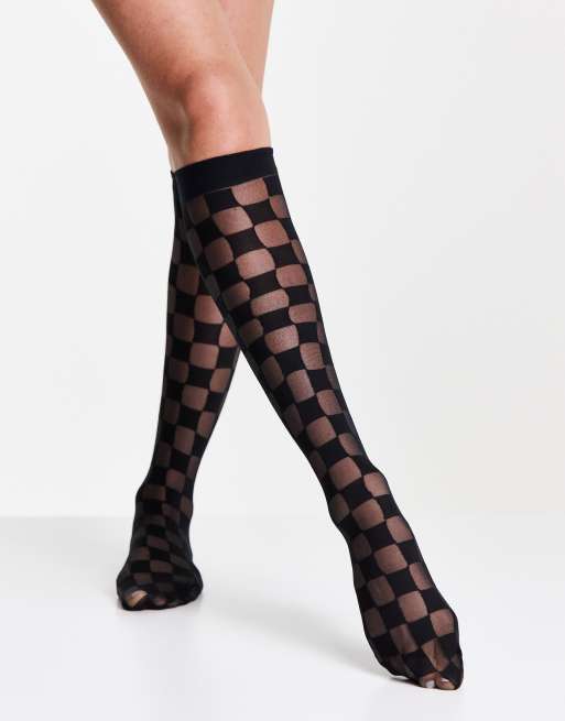 ASOS DESIGN - Doorschijnende kniekousen met dambordprint in zwart