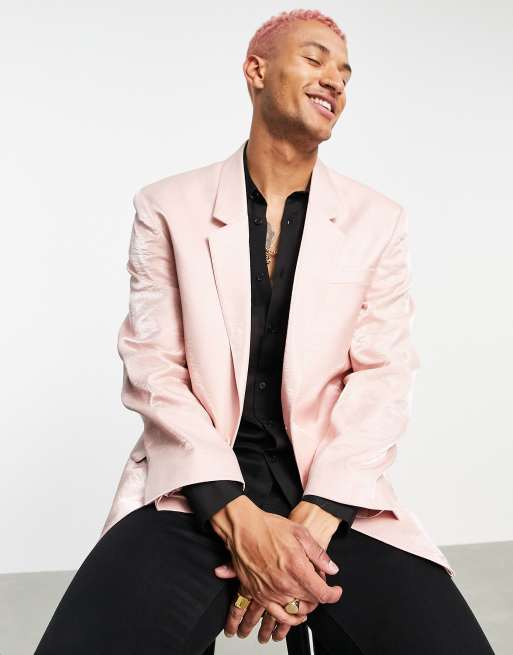 ASOS DESIGN – Dopasowana marynarka o wydłużonym fasonie z podkreśloną linią ramion z różowej satyny o gniecionej fakturze
