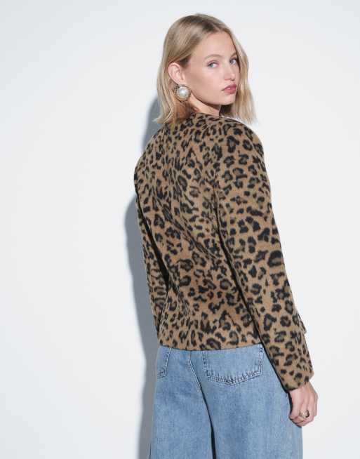 ASOS DESIGN Dopasowana marynarka z ozdobnymi guzikami we wzór leopard, 4 z 4