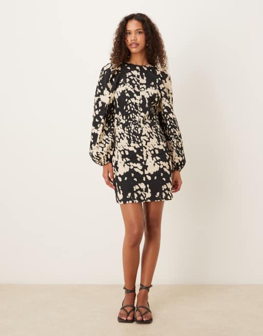 ASOS DESIGN – Dopasowana sukienka mini z rozkloszowanym dołem i wiązaniem na plecach w zwierzęcy wzór