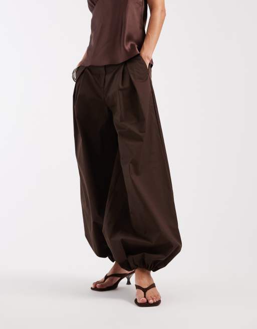 ASOS DESIGN – Dopasowane brązowe spodnie z balonowymi nogawkami i bufiastym dołem, 2 z 5