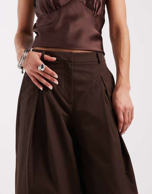 ASOS DESIGN – Dopasowane brązowe spodnie z balonowymi nogawkami i bufiastym dołem, 3 z 5