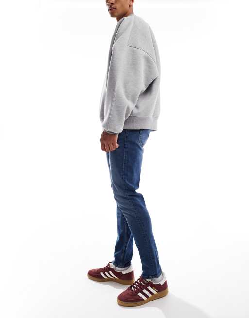 ASOS DESIGN – Dopasowane ciemnoniebieskie jeansy z efektem sprania, 2 z 5