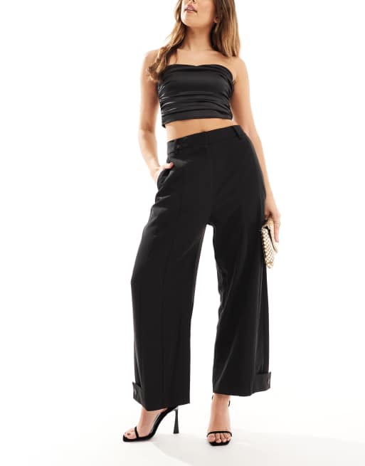ASOS DESIGN – Dopasowane czarne spodnie z prostymi nogawkami i naszywką u dołu