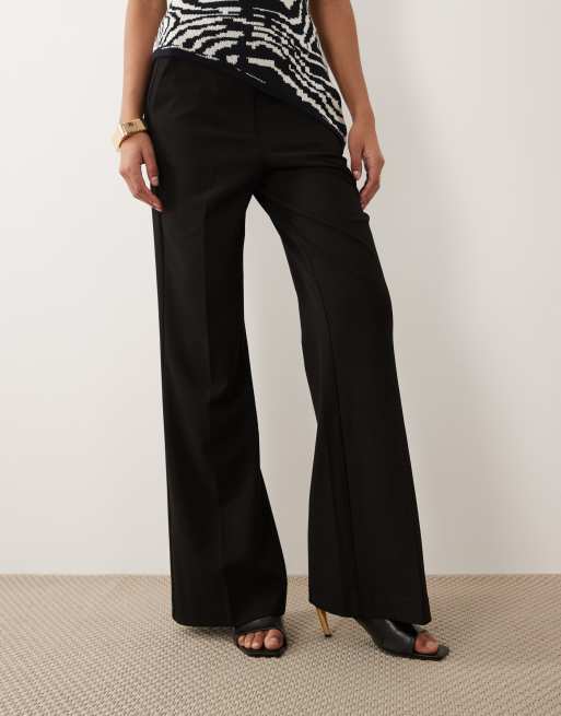 ASOS DESIGN – Dopasowane czarne spodnie z rozszerzanymi nogawkami, 2 z 5