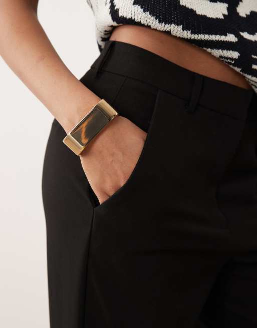 ASOS DESIGN – Dopasowane czarne spodnie z rozszerzanymi nogawkami, 3 z 5