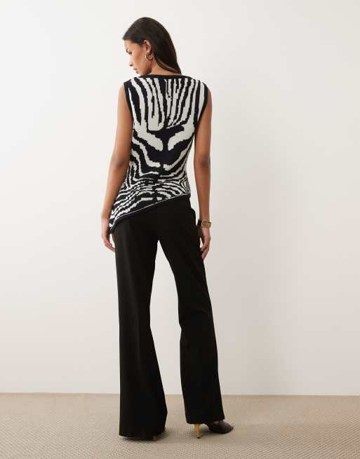 ASOS DESIGN – Dopasowane czarne spodnie z rozszerzanymi nogawkami, 4 z 5