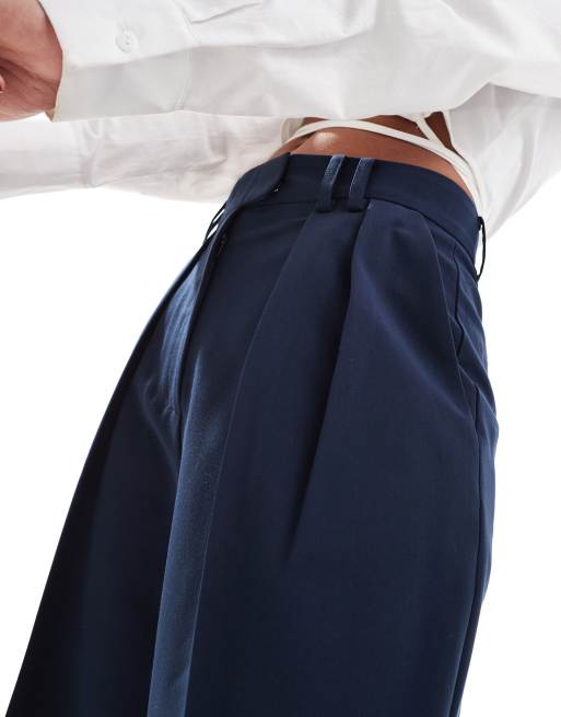 ASOS DESIGN – Dopasowane granatowe spodnie z szerokimi nogawkami i zakładkami, 2 z 5